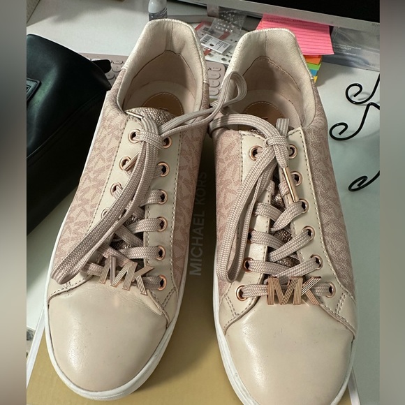 MICHAEL KORS Poppy Color-Block Logo Sneaker - Picture 4 of 5